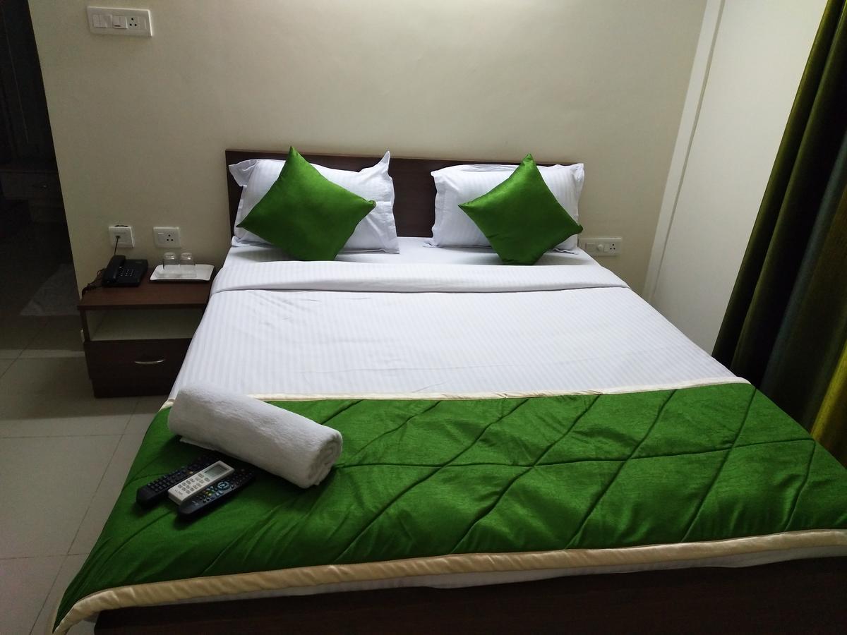 Fresh Living Prime Hitech Hotel Hyderabad Bagian luar foto